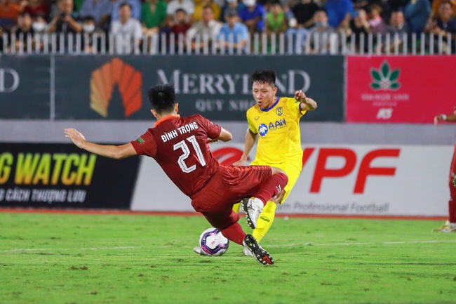 Văn Lâm chơi xuất sắc, Định Trọng và Xuân Mạnh to tiếng sau trận đấu Bình Định thắng SLNA - Ảnh 6.
