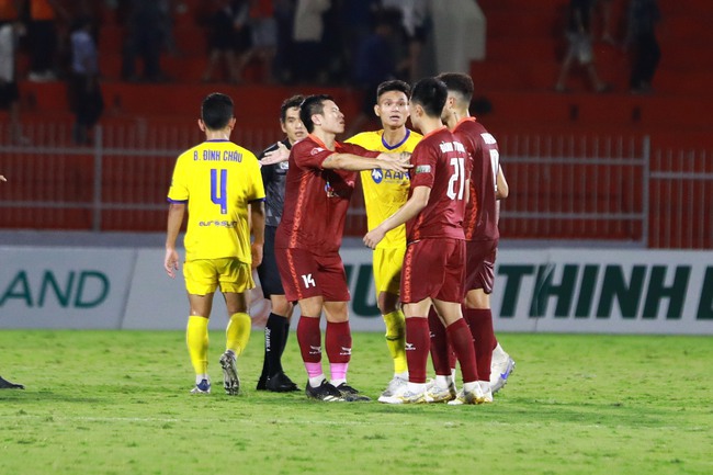 Văn Lâm chơi xuất sắc, Định Trọng và Xuân Mạnh to tiếng sau trận đấu Bình Định thắng SLNA - Ảnh 5.