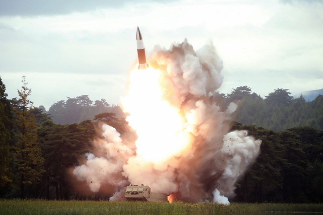 Tokyo: Tên lửa của Triều Tiên rơi ngoài vùng đặc quyền kinh tế Nhật Bản - Ảnh 2.