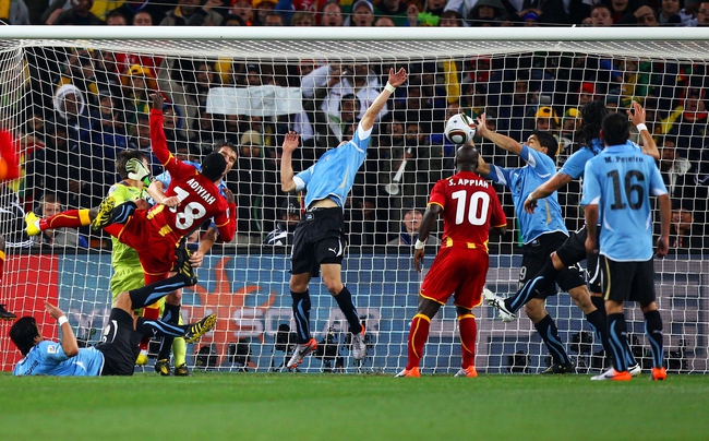 Tình huống cản phá bàn thắng bằng tay đầy tai tiếng của Luis Suarez ở World Cup 2010