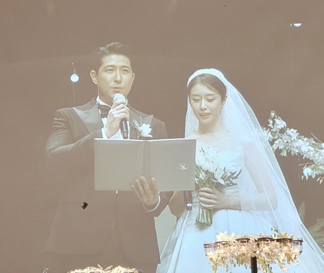 IU - Lee Hong Ki hát mừng trong đám cưới Jiyeon, chú rể nhảy hit của T-ara cực đáng yêu - Ảnh 2.