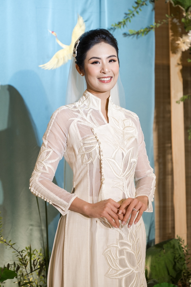 Cô dâu Ngọc Hân xuất hiện xinh đẹp và nổi bật bên chú rể trong tà áo dài tại hôn lễ - Ảnh 8.