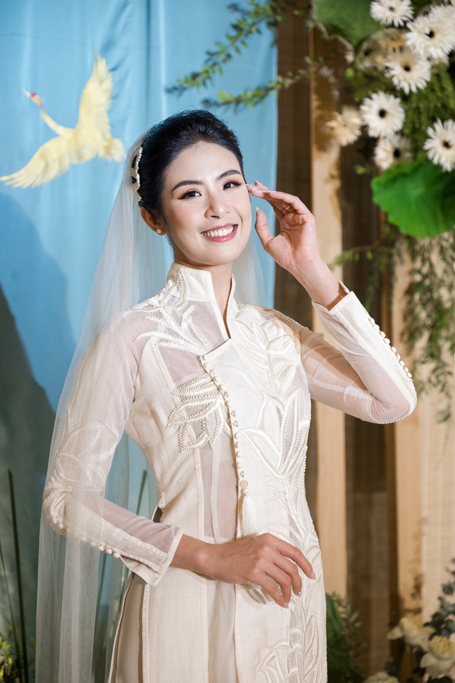 Cô dâu Ngọc Hân xuất hiện xinh đẹp và nổi bật bên chú rể trong tà áo dài tại hôn lễ - Ảnh 7.