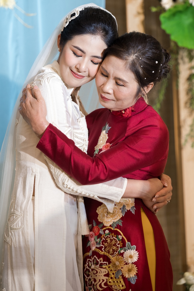 Cô dâu Ngọc Hân xuất hiện xinh đẹp và nổi bật bên chú rể trong tà áo dài tại hôn lễ - Ảnh 4.