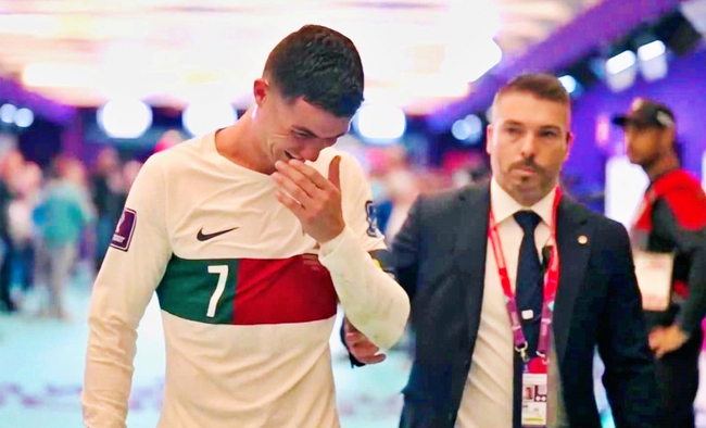 Ronaldo khóc nức nở trong ngày Bồ Đào Nha dừng bước