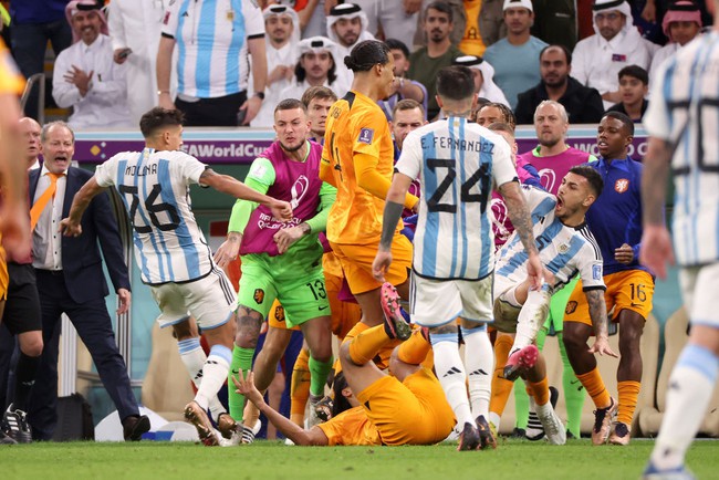 Không chỉ có CĐV, những cầu thủ của Argentina cũng vấp phải nhiều chỉ trích sau trận đấu với Hà Lan