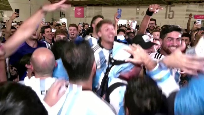 CĐV Argentina bị lên án vì những hành động quá khích nơi công cộng tại Qatar