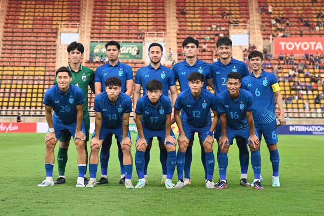 Lào tạo địa chấn khi đánh bại dàn sao trẻ châu Âu của Thái Lan trước thềm AFF Cup - Ảnh 2.