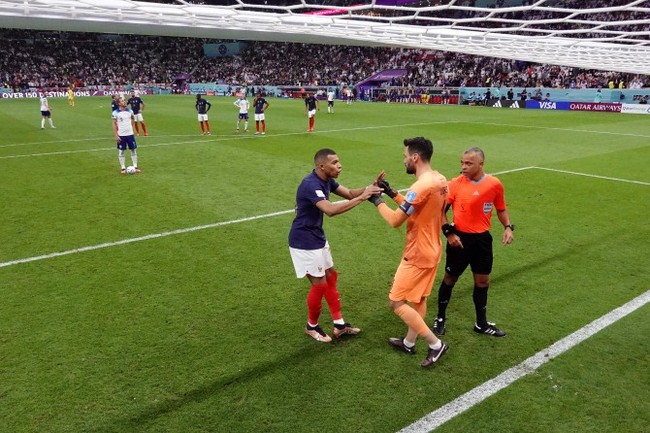 Mbappe nhắn nhủ với đồng với thủ môn Lloris trước quả phạt đền của Kane - Ảnh 3.