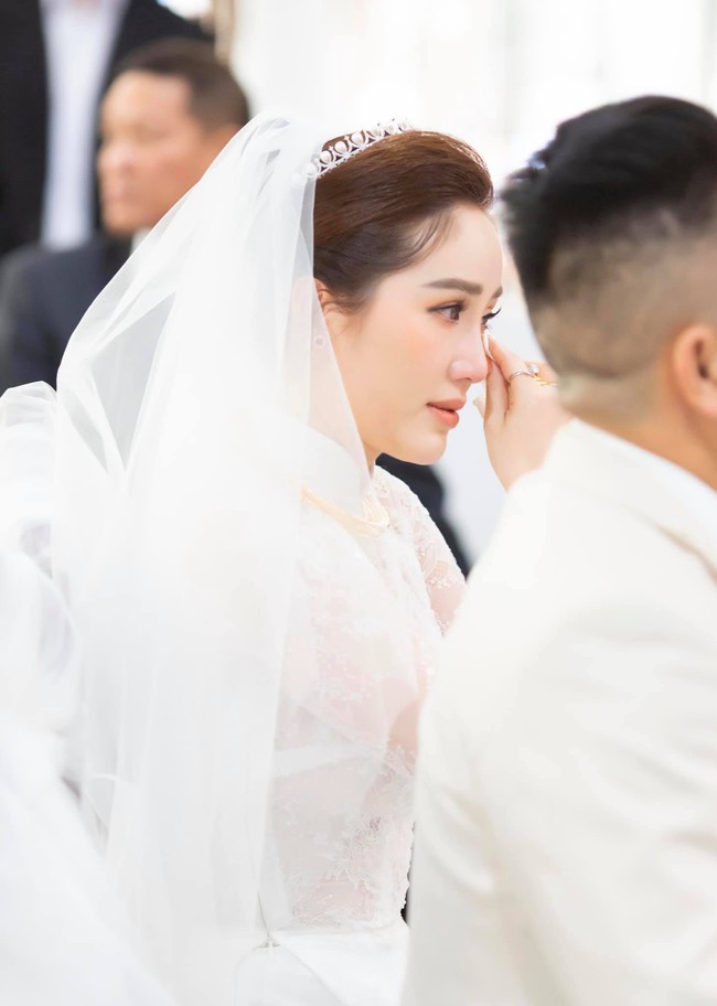 Sao Việt gặp sự cố trong hôn lễ: Bảo Thy bị sốt cao, một cô dâu suýt huỷ cưới vì bị bỏng  - Ảnh 4.