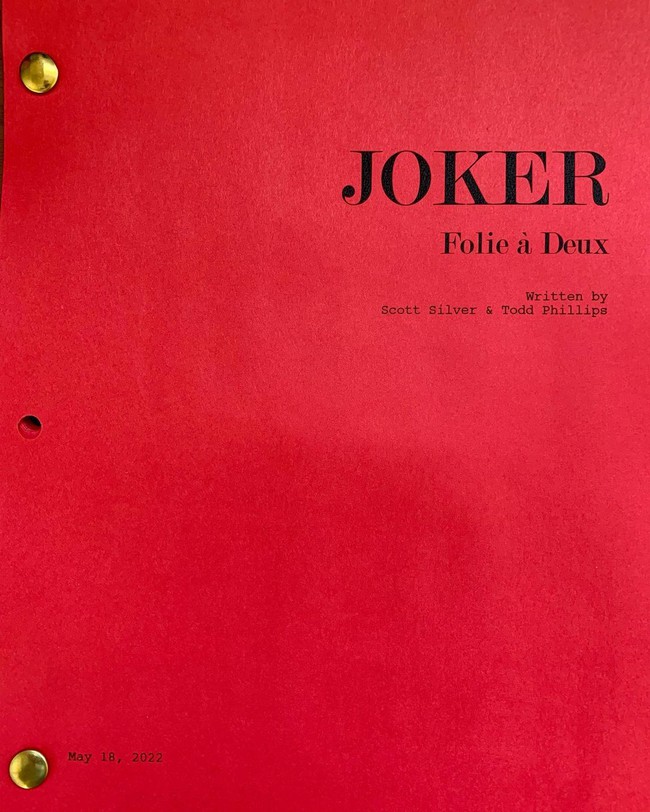 Joker 2 công bố khung hình đầu tiên đầy ám ảnh, cho thấy nhân vật chính đang bị nhốt trong trại tâm thần Arkham - Ảnh 2.