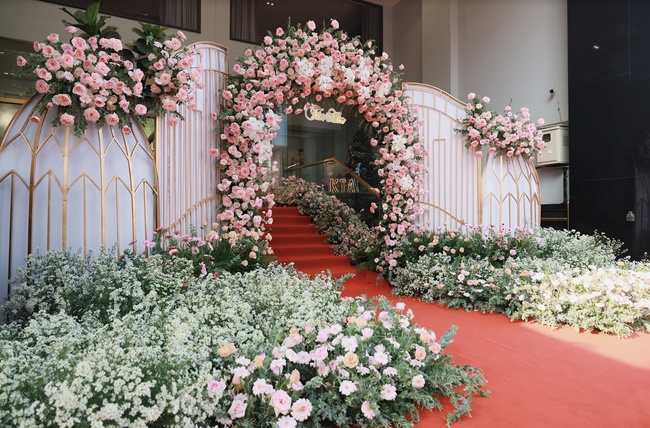 Không gian lễ ăn hỏi của Khánh Thi - Phan Hiển: Tựa như vườn cổ tích với đầy hoa tươi - Ảnh 2.