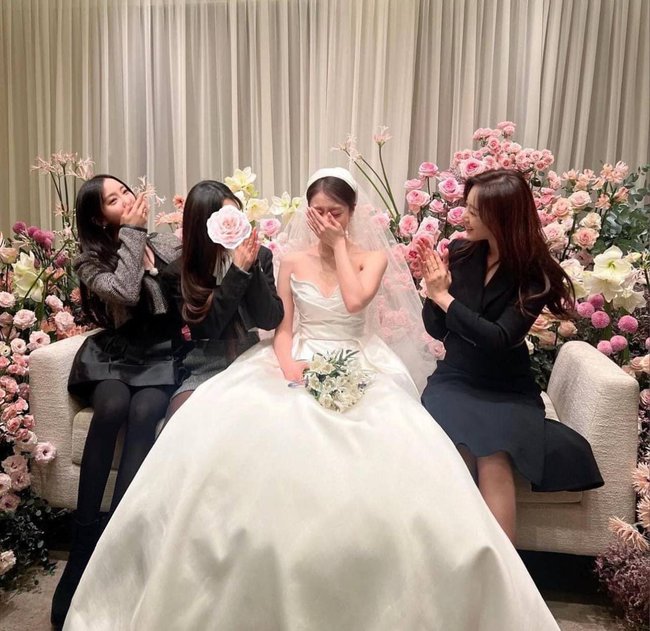 Jiyeon bật khóc khi tái hợp T-ara trong đám cưới, chồng cầu thủ tung clip hậu trường tập nhảy cực đáng yêu - Ảnh 1.