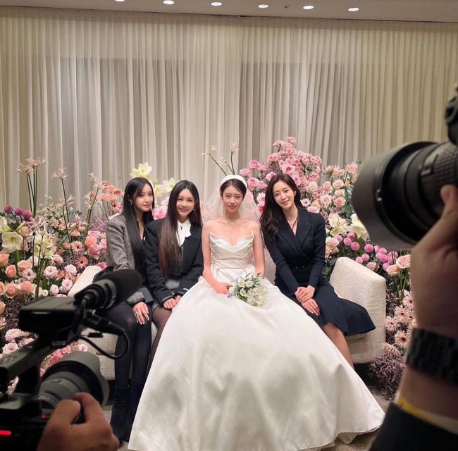 Jiyeon bật khóc khi tái hợp T-ara trong đám cưới, chồng cầu thủ tung clip hậu trường tập nhảy cực đáng yêu - Ảnh 2.