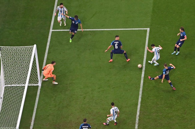 Julian Alvarez không phải Higuain, là đối tác ăn ý với Messi - Ảnh 2.