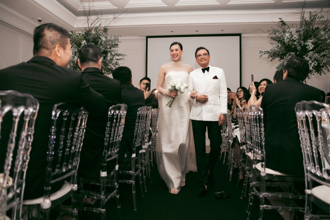 Những khoảnh khắc đẹp, xúc động trong tiệc cưới của hoa hậu Dương Mỹ Linh - Ảnh 1.