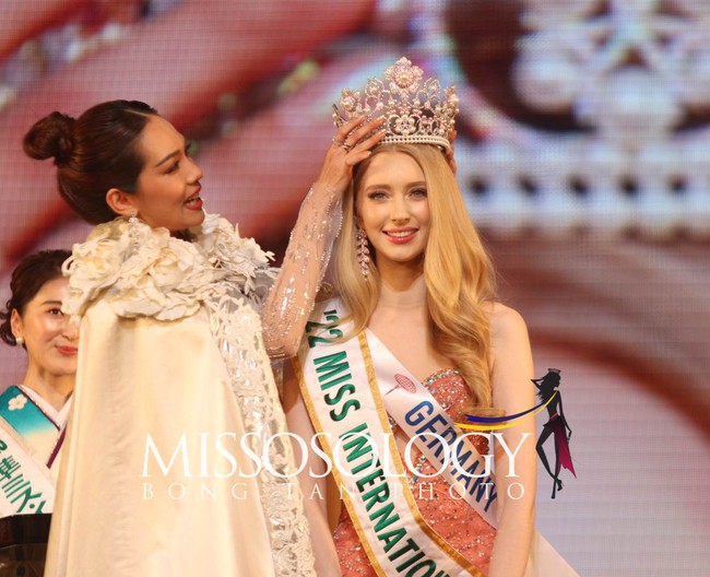Miss International 2019 cầm giấy phát biểu gây tranh cãi, khán giả nhớ lại màn 'bắn' 4 thứ tiếng của Thùy Tiên - Ảnh 1.