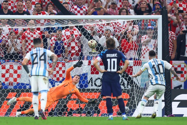 Messi vượt qua Bastistuta trở thành chân sút tốt nhất Argentina tại World Cup - Ảnh 2.
