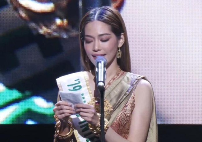 Miss International 2019 cầm giấy phát biểu gây tranh cãi, khán giả nhớ lại màn 'bắn' 4 thứ tiếng của Thùy Tiên - Ảnh 2.