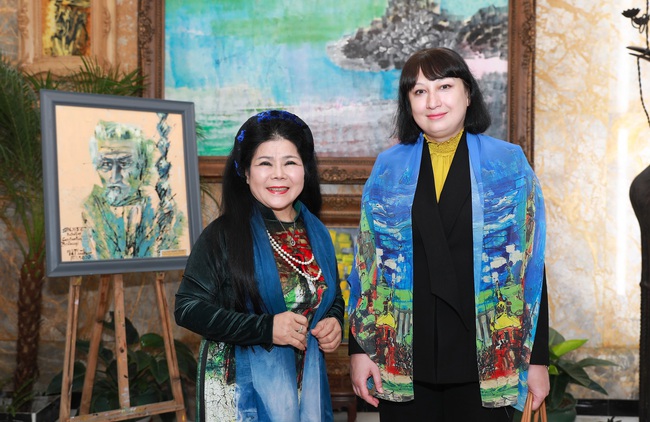 Họa sĩ Văn Dương Thành rạng rỡ bên Đại sứ Rumani tại triển lãm cá nhân lần thứ 100 - Ảnh 4.