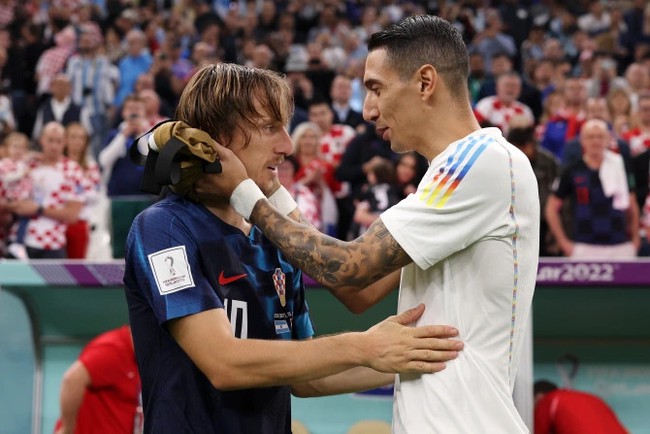 Di Maria ôm hôn an ủi Modric sau thất bại của Croatia trước Argentina - Ảnh 5.