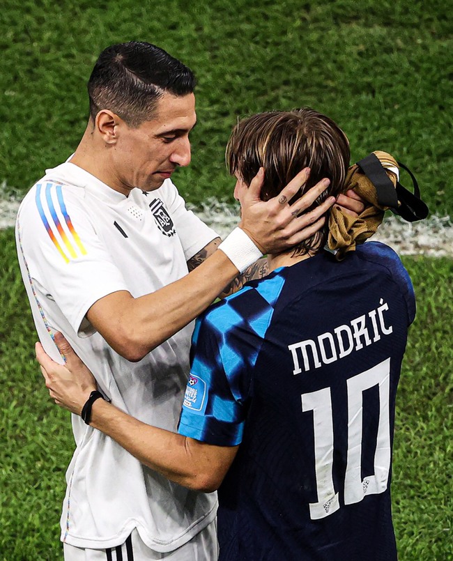 Di Maria ôm hôn an ủi Modric sau thất bại của Croatia trước Argentina - Ảnh 3.