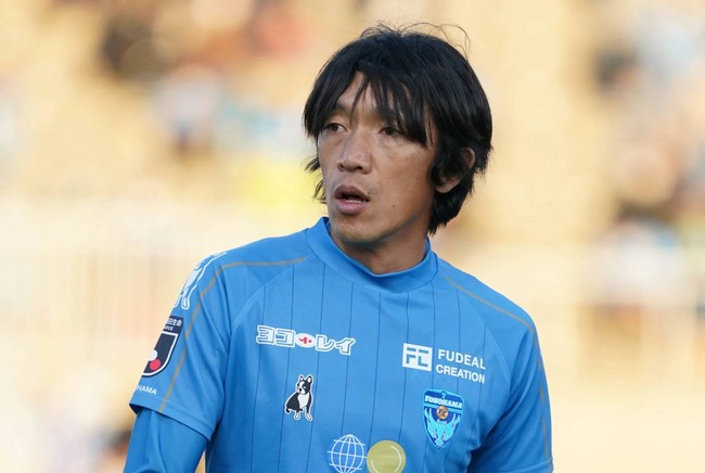 Shunsuke Nakamura vẫn còn thi đấu cho Yokohama FC dù đã ở tuổi tứ tuần