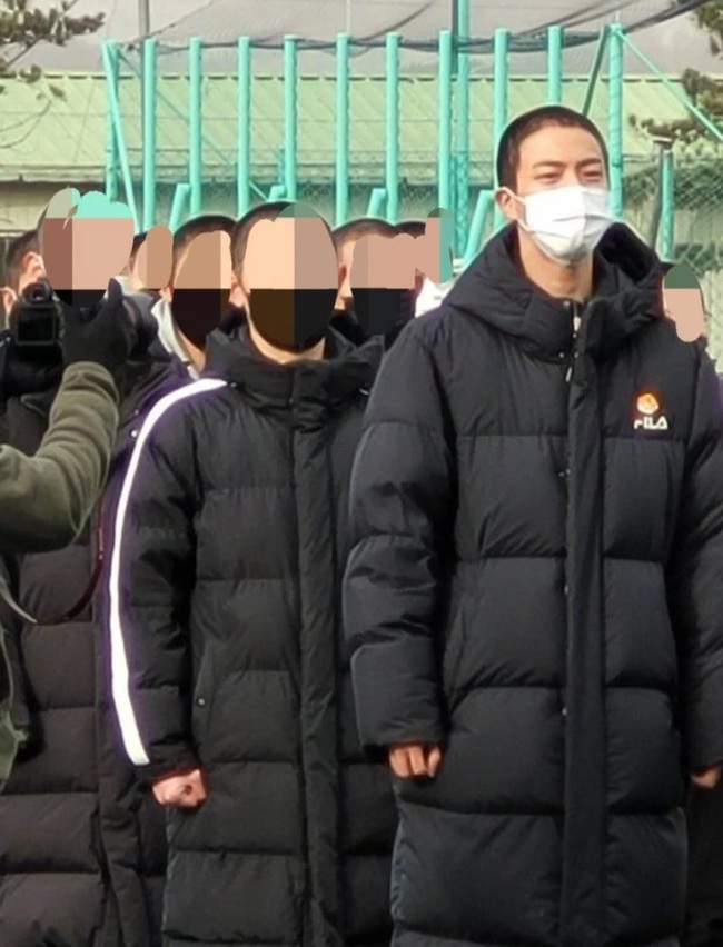 Hình ảnh Jin BTS tại trung tâm huấn luyện đã được tiết lộ - Ảnh 2.