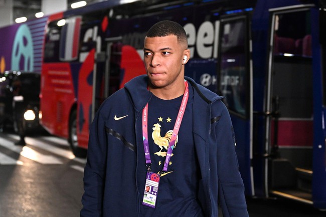 Mbappe phản ứng bất ngờ khi fan nhí nhắc đến Arsenal - Ảnh 3.