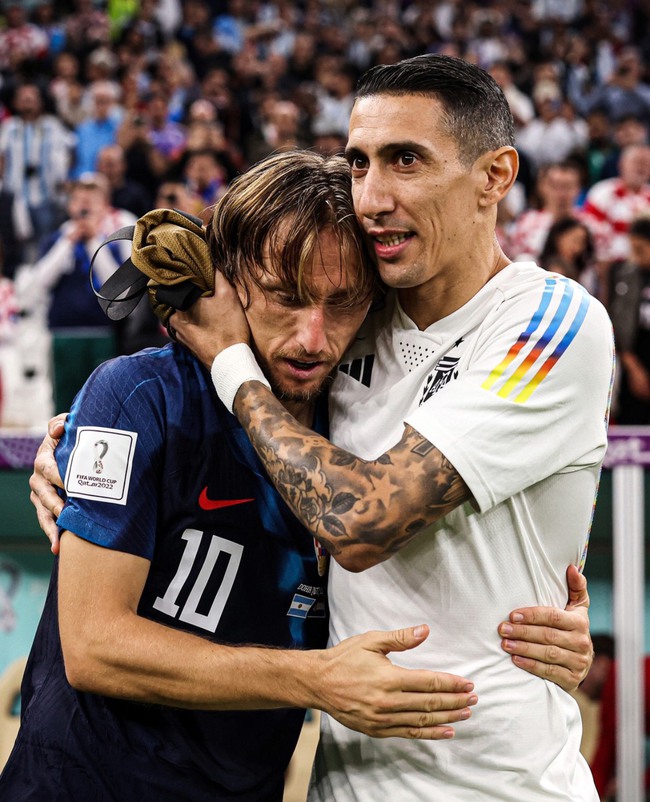 Di Maria ôm hôn an ủi Modric sau thất bại của Croatia trước Argentina - Ảnh 2.