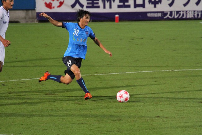 Tiền vệ Nguyễn Tuấn Anh từng thi đấu cho Yokohama FC vào năm 2016