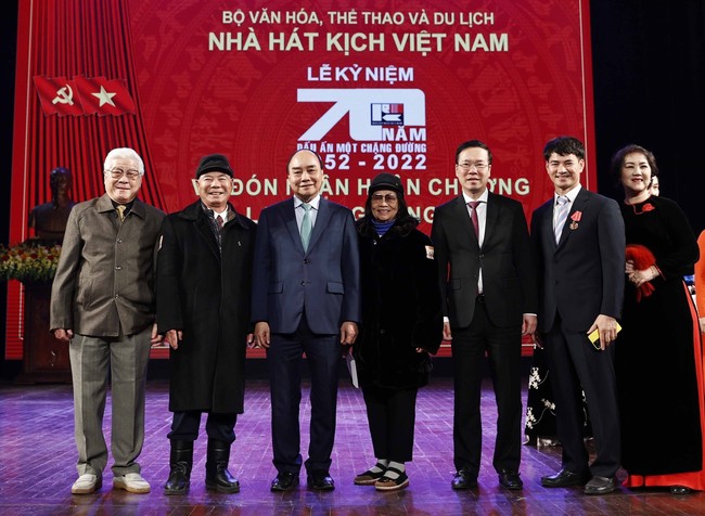 Chủ tịch nước Nguyễn Xuân Phúc dự Lễ kỷ niệm 70 năm Nhà hát Kịch Việt Nam - Ảnh 6.