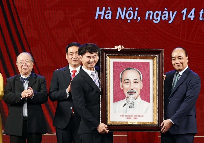 Chủ tịch nước Nguyễn Xuân Phúc dự Lễ kỷ niệm 70 năm Nhà hát Kịch Việt Nam - Ảnh 1.