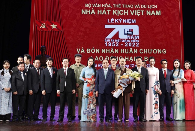 Chủ tịch nước Nguyễn Xuân Phúc dự Lễ kỷ niệm 70 năm Nhà hát Kịch Việt Nam - Ảnh 7.