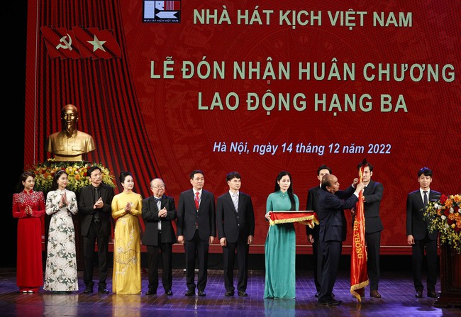 Chủ tịch nước Nguyễn Xuân Phúc dự Lễ kỷ niệm 70 năm Nhà hát Kịch Việt Nam - Ảnh 2.