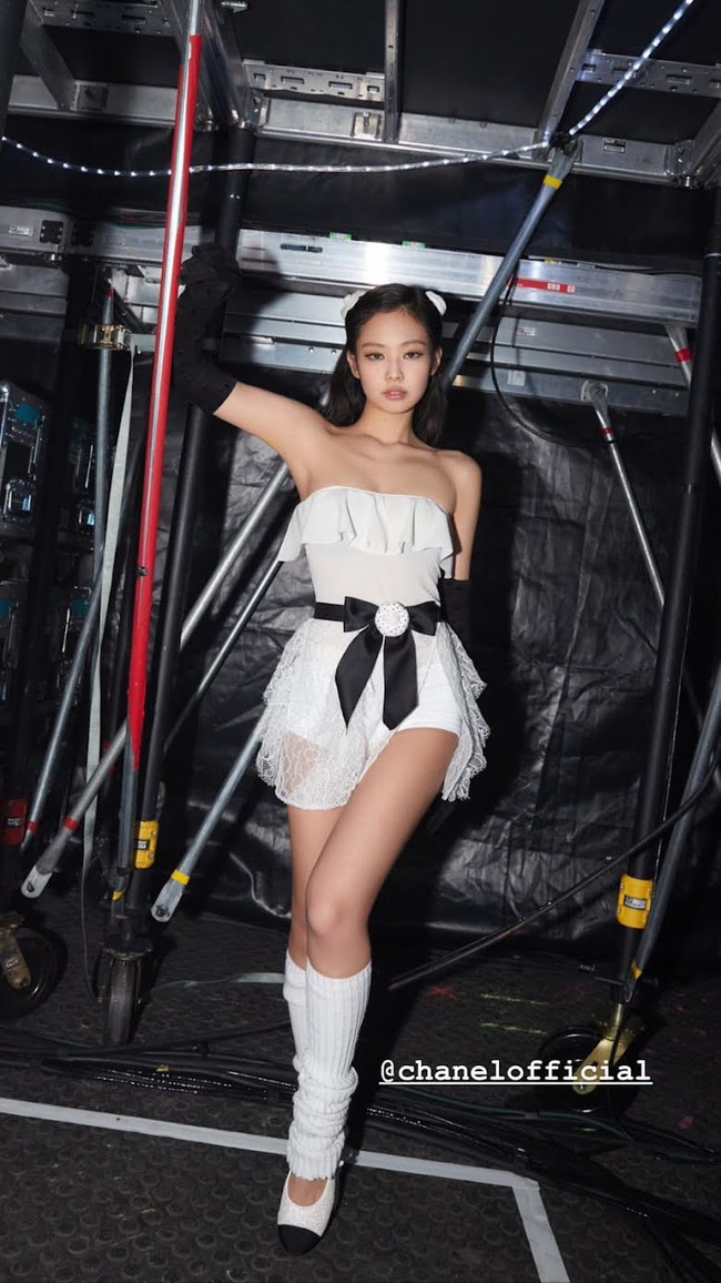 Netizen phản ứng trái chiều về trang phục hở bạo của Jennie trong tour 'Born Pink' - Ảnh 1.