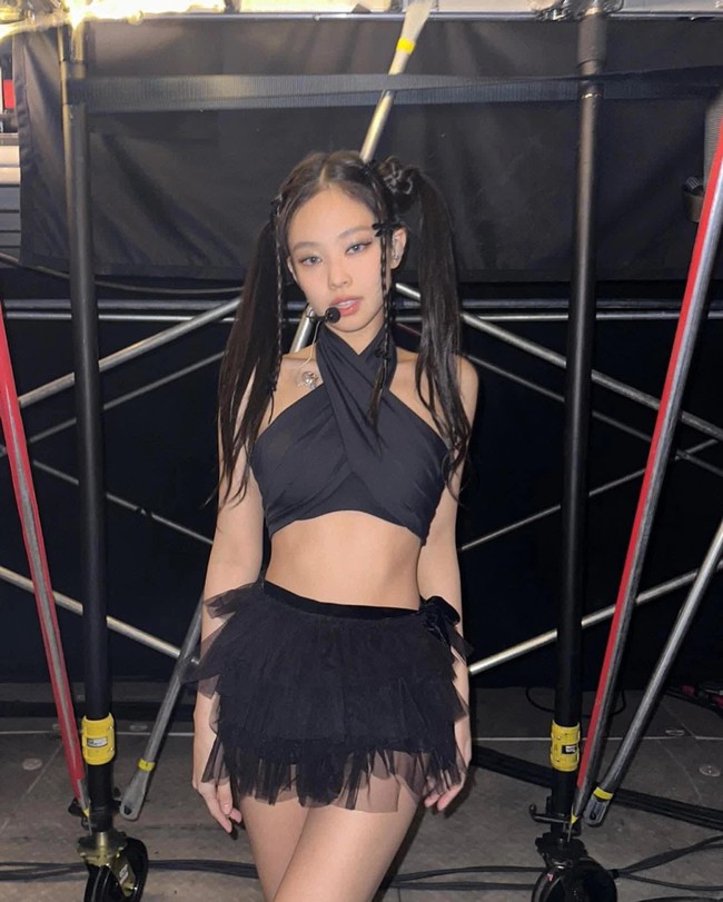 Tranh cãi xoay quanh trang phục hở hang và vũ đạo sexy của Jennie (BLACKPINK) tại Pháp - Ảnh 4.