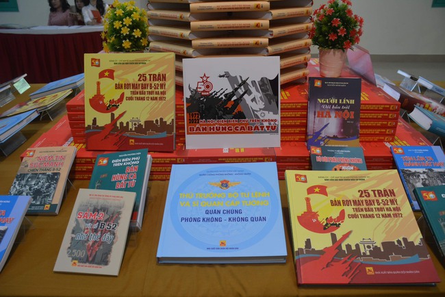 Nhà xuất bản Quân đội nhân dân giới thiệu bộ sách kỷ niệm 50 năm chiến thắng 'Hà Nội - Điện Biên Phủ trên không' - Ảnh 1.