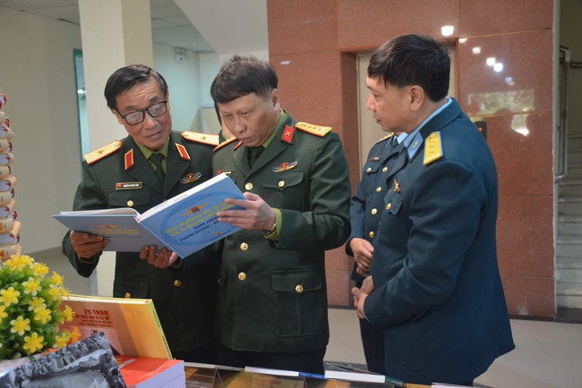 Nhà xuất bản Quân đội nhân dân giới thiệu bộ sách kỷ niệm 50 năm chiến thắng 'Hà Nội - Điện Biên Phủ trên không' - Ảnh 8.