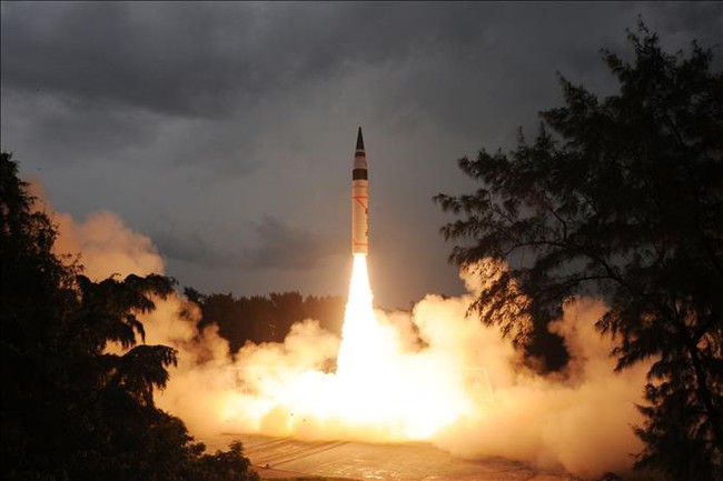 Ấn Độ thử thành công tên lửa Agni V - Ảnh 1.