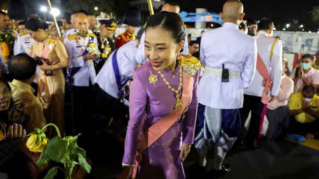 Người dân Thái Lan cầu nguyện cho Công chúa Hoàng gia - Ảnh 1.