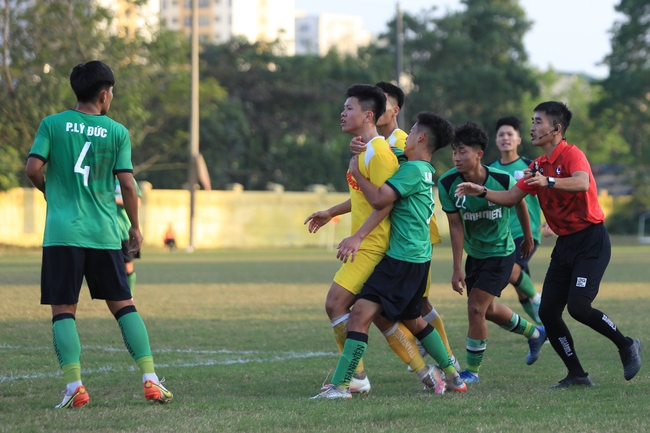 U19 Hà Nội và Nutifood xô xát nhau với 1 thẻ đỏ, 2 thẻ vàng - Ảnh 2.