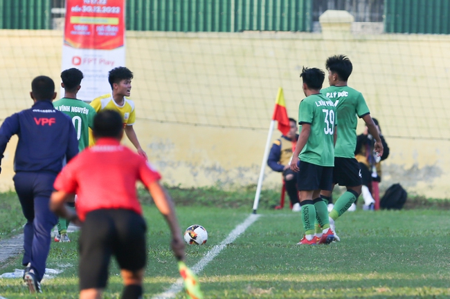 U19 Hà Nội và Nutifood xô xát nhau với 1 thẻ đỏ, 2 thẻ vàng - Ảnh 1.