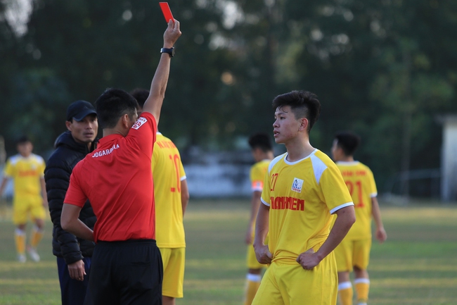 U19 Hà Nội và Nutifood xô xát nhau với 1 thẻ đỏ, 2 thẻ vàng - Ảnh 4.
