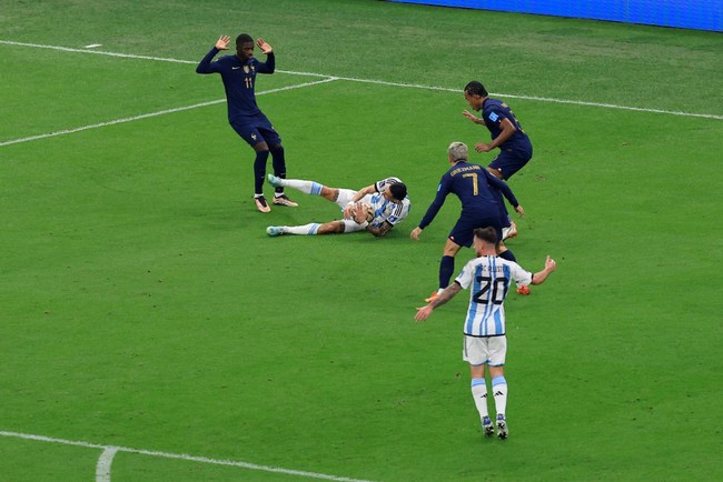 Pha bóng ngây thơ của tiền đạo Pháp biếu bàn thắng cho Lionel Messi - Ảnh 4.