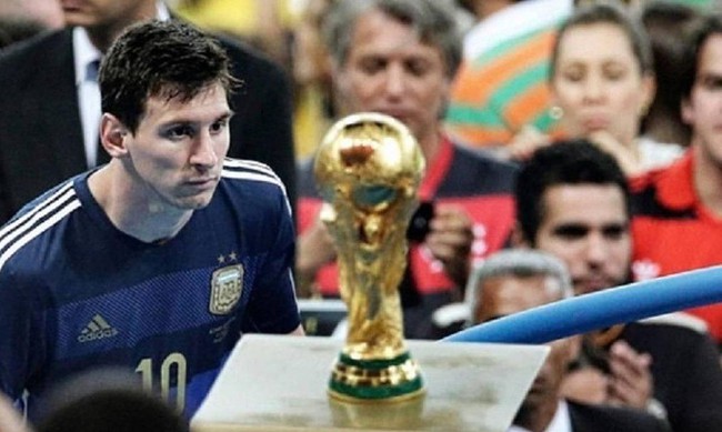 Khoảnh khắc Messi hôn lên chức vô địch World Cup 2022 - Ảnh 3.