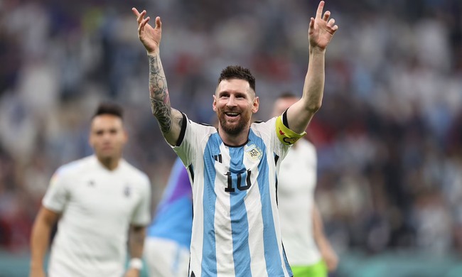 Đoạt World Cup, Cúp C1 và Quả bóng vàng, Messi đi vào lịch sử - Ảnh 2.