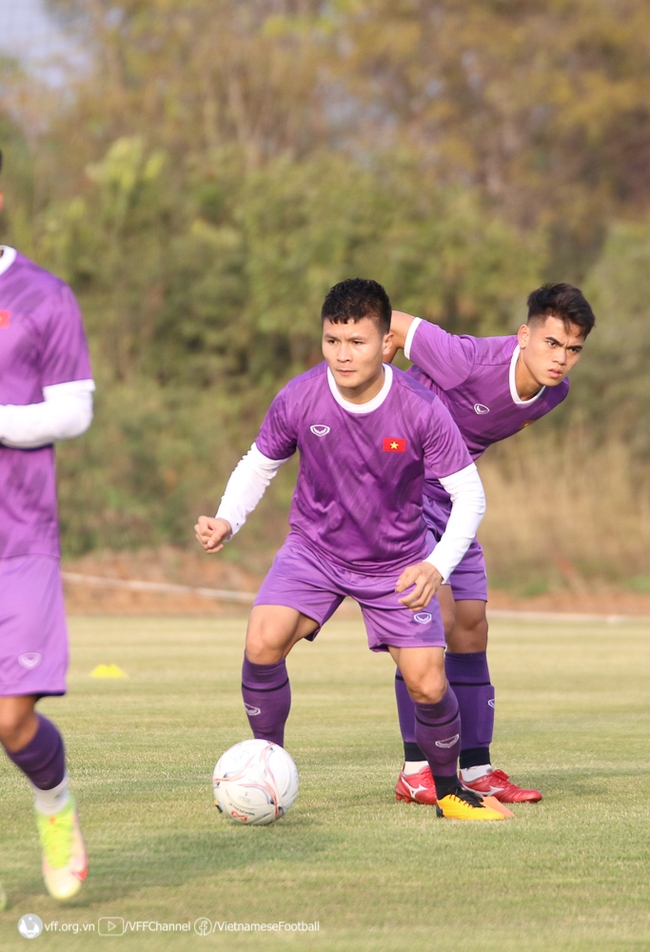 Tin nóng AFF Cup ngày 18/12: Quang Hải bắt nhịp nhanh với đội tuyển Việt Nam - Ảnh 1.