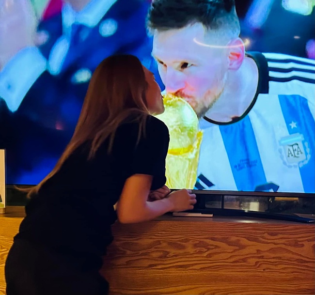 2 cặp đôi vỡ oà khi xem World Cup trực tiếp tại sân, Mỹ Tâm cùng dàn sao hò reo: 'Messi mãi đỉnh!' - Ảnh 2.