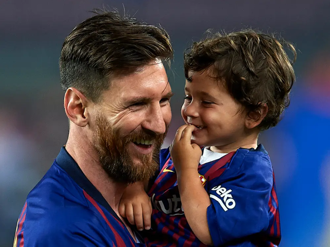 Messi's 3 sons: Seeing his father cry, his son 'smiled like a good season', bluntly criticized the bad kick champion, idol CR7 and Mbappe despite - Photo 1.